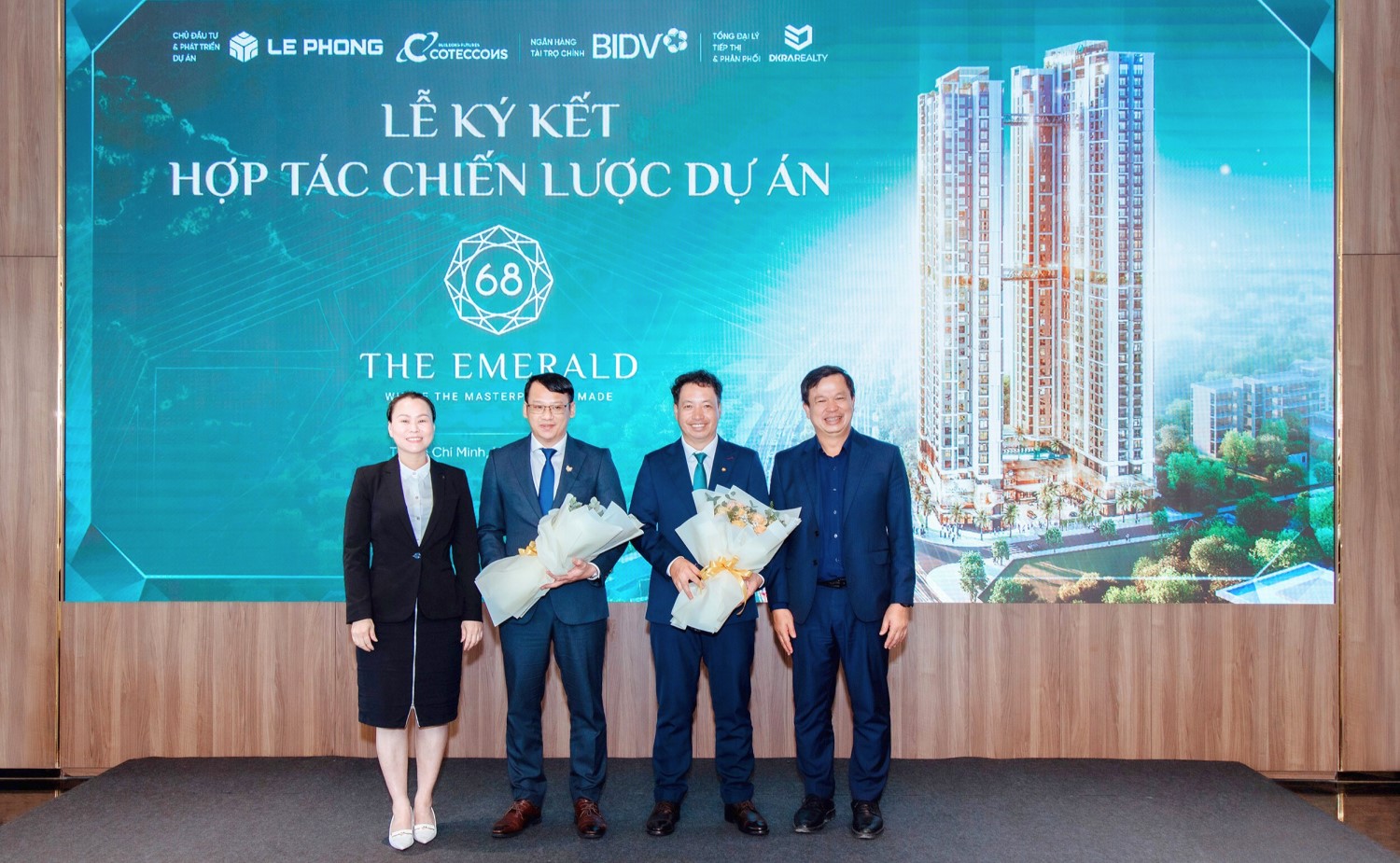 Bà Trần Thị Hà, Phó Tổng Giám đốc Tập đoàn Lê Phong, xuất hiện trong hình ảnh đầu tiên từ phía bên trái.