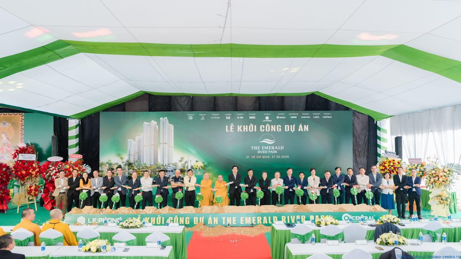 Ban lãnh đạo thực hiện bắt tay tại lễ khởi công The Emerald River Park
