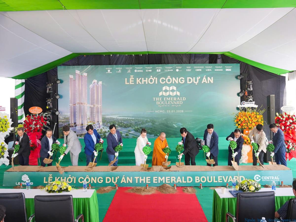 Ban lãnh đạo xúc cát trong nghi thức khởi công dự án The Emerald Boulevard tại buổi lễ