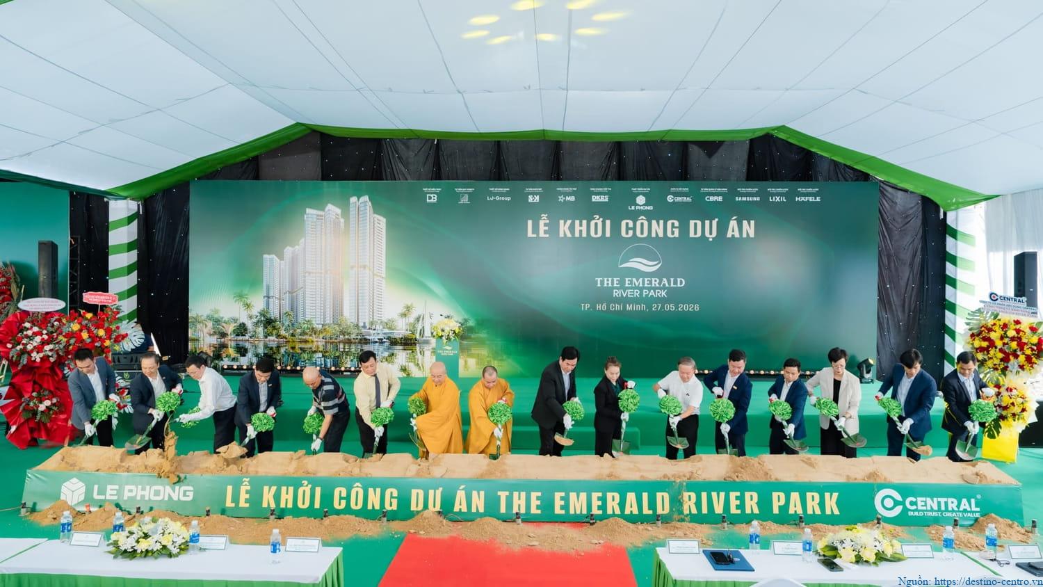Lãnh đạo xúc cát trong lễ khởi công dự án The Emerald River Park