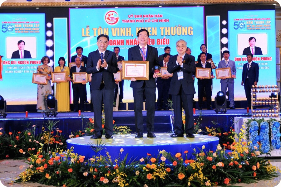 Lê Phong cùng Chủ tịch Hội đồng Quản trị Bùi Ngươn Phong nhận giấy khen từ Chủ tịch Ủy ban Nhân dân Thành phố vì đã đạt thành tích xuất sắc trong phong trào thi đua doanh nghiệp, doanh nhân tiêu biểu.