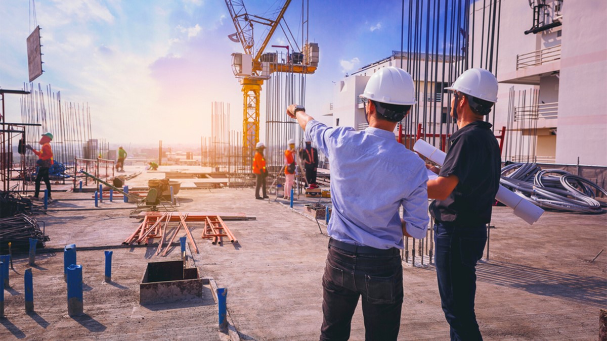 Lê Phong tập trung vào việc kiểm soát và điều hành các bước trong quá trình thực hiện dự án.