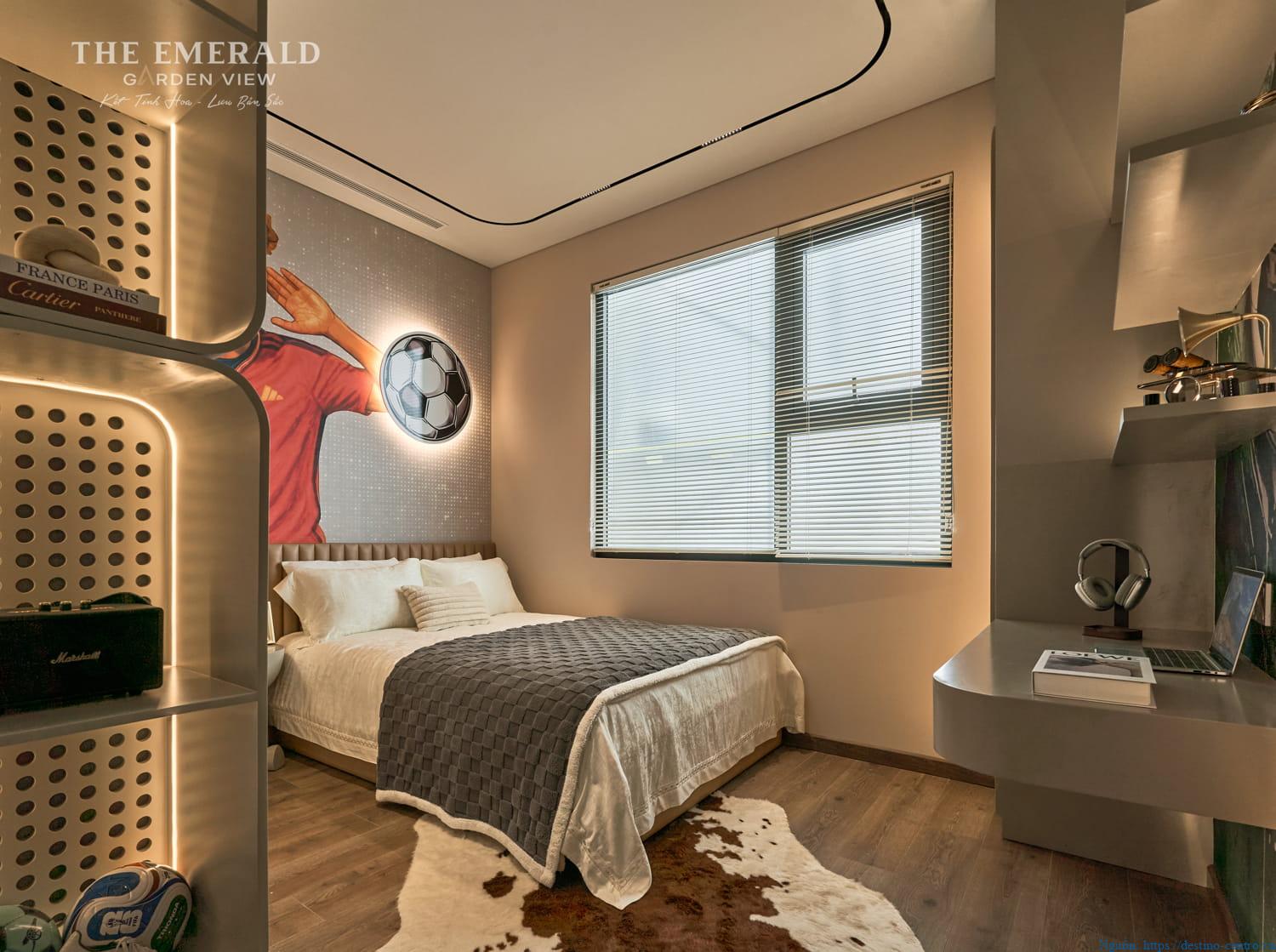 Phòng ngủ căn hộ mẫu 2PN The Emerald Garden, nội thất gọn gàng, cửa sổ rộng đón ánh sáng và gió tự nhiên